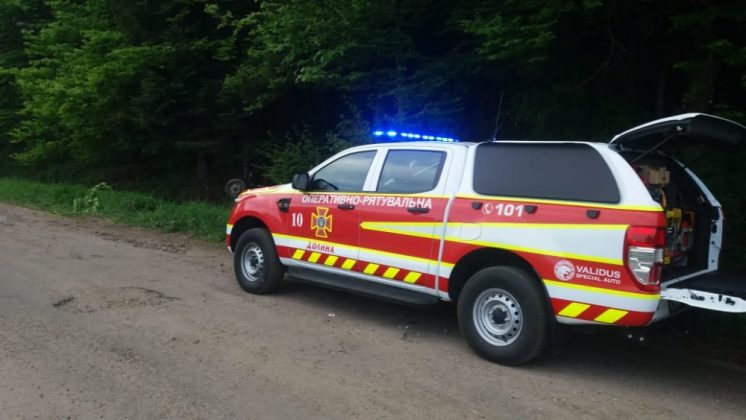 У прикарпатському селі саморобне авто перекинулось в обрив - є постраждалі ФОТО