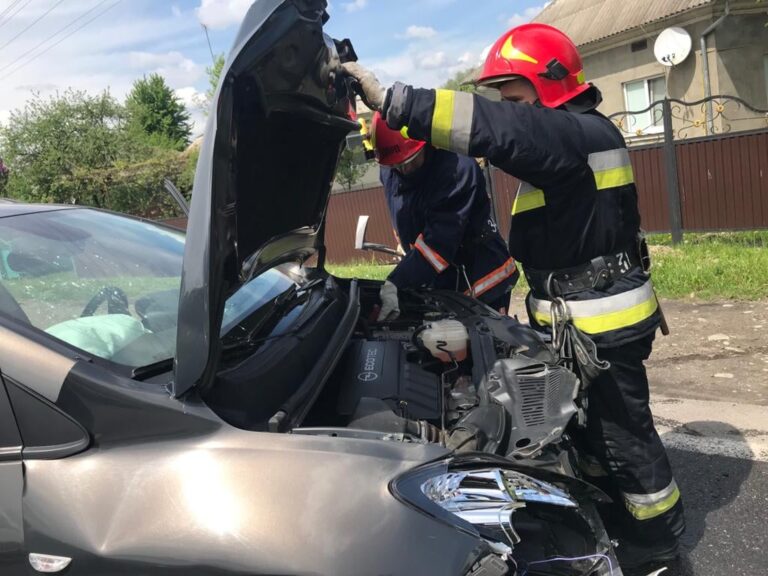 В масштабній автотрощі на Прикарпатті травмувалася жінка ФОТО