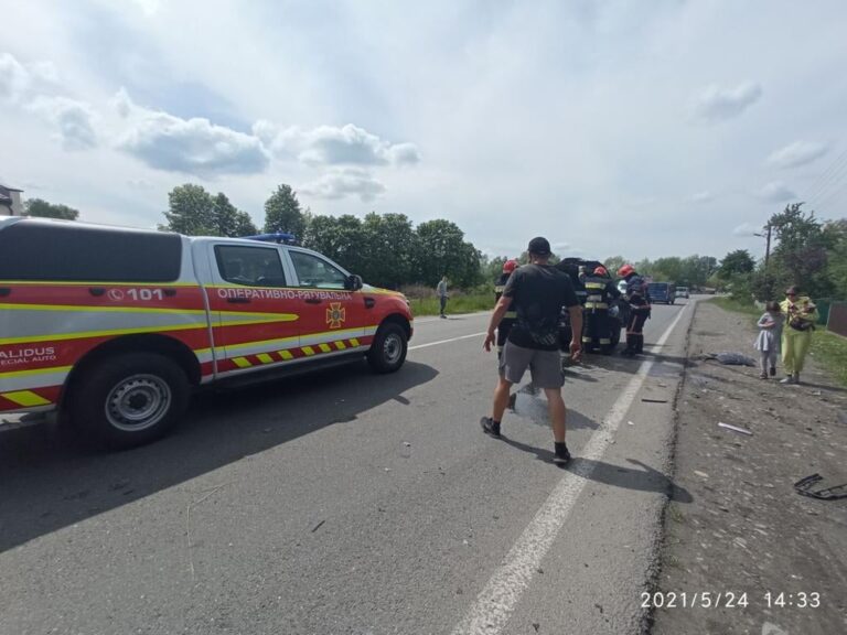 В масштабній автотрощі на Прикарпатті травмувалася жінка ФОТО