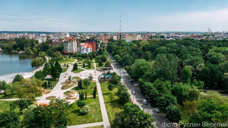 Франківський фотограф показав всю красу міського парку та озера з висоти ФОТО