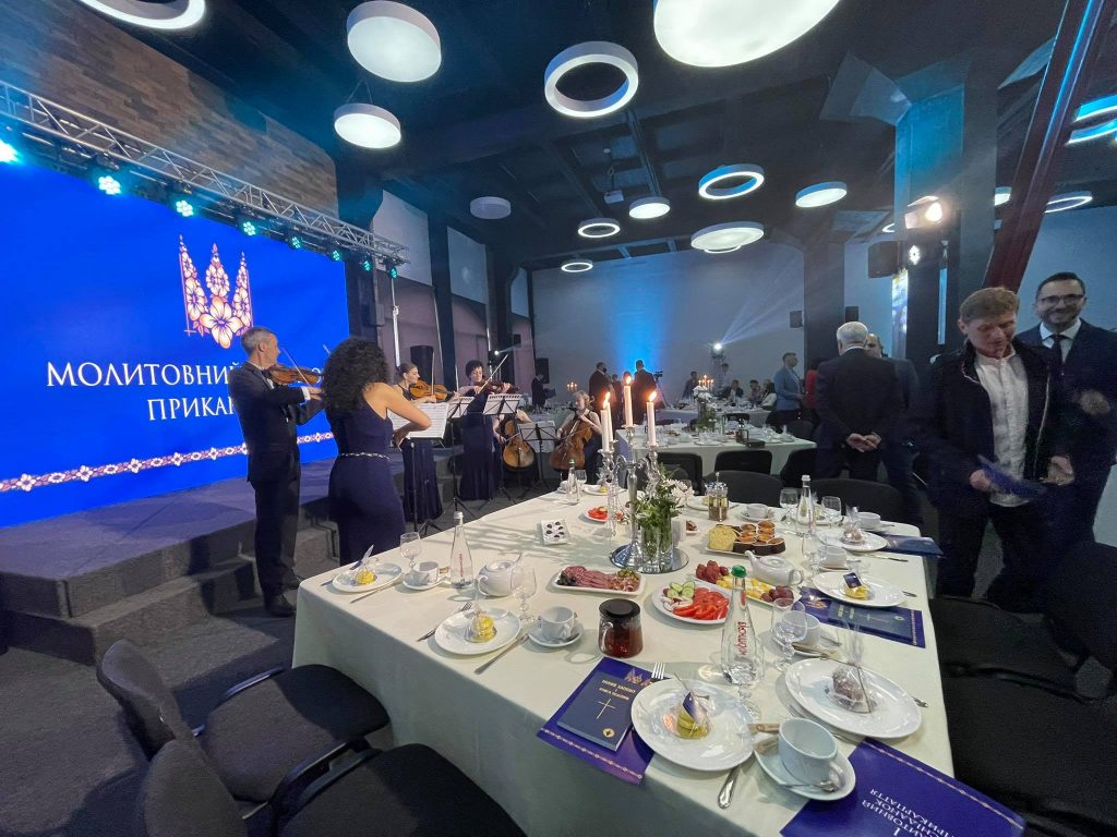 Молитва єднає: у Франківську триває Молитовний сніданок ФОТО