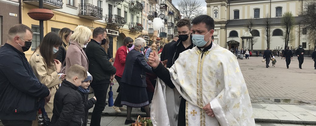 У храмах Івано-Франківська освячують великодні кошики ФОТОРЕПОРТАЖ