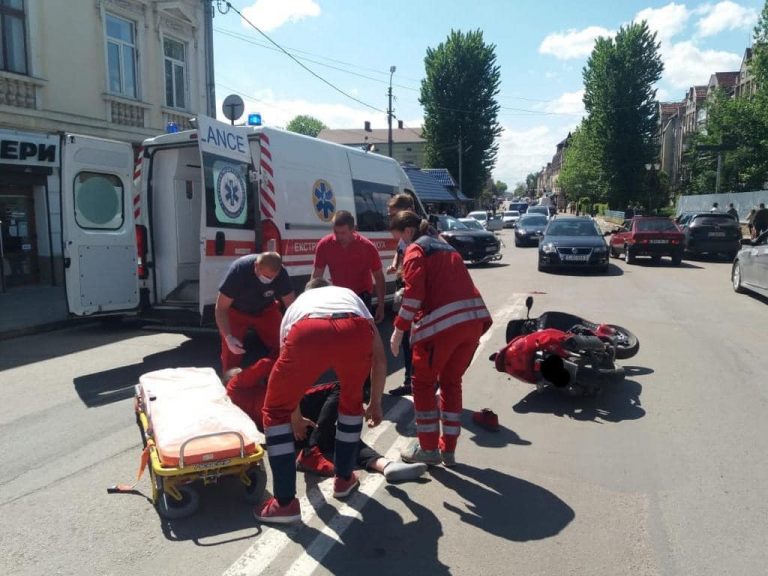 На Прикарпатті позашляховик здійснив наїзд на мотоцикліста. Водія двоколісного забрала "швидка" ФОТО