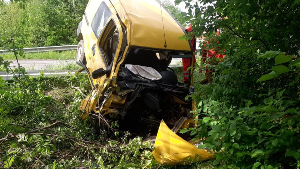 На Франківщині водій «Renault» не впорався з керуванням та врізався у відбійник – чоловік загинув на місці ФОТО