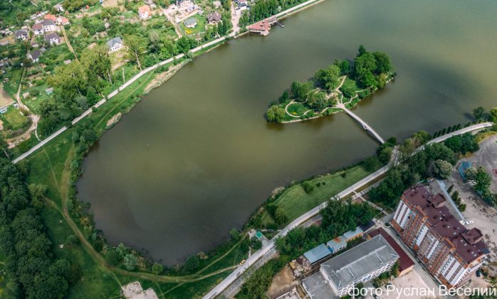 Франківський фотограф показав всю красу міського парку та озера з висоти ФОТО