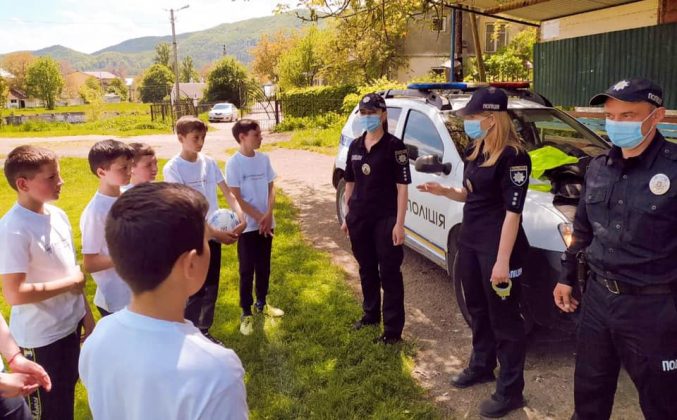 Поліцейські долучились до проведення «відкритих уроків футболу» у Косові ФОТО