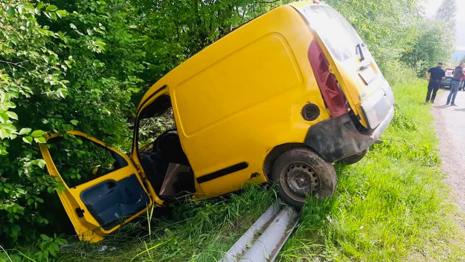 На Франківщині водій «Renault» не впорався з керуванням та врізався у відбійник – чоловік загинув на місці ФОТО