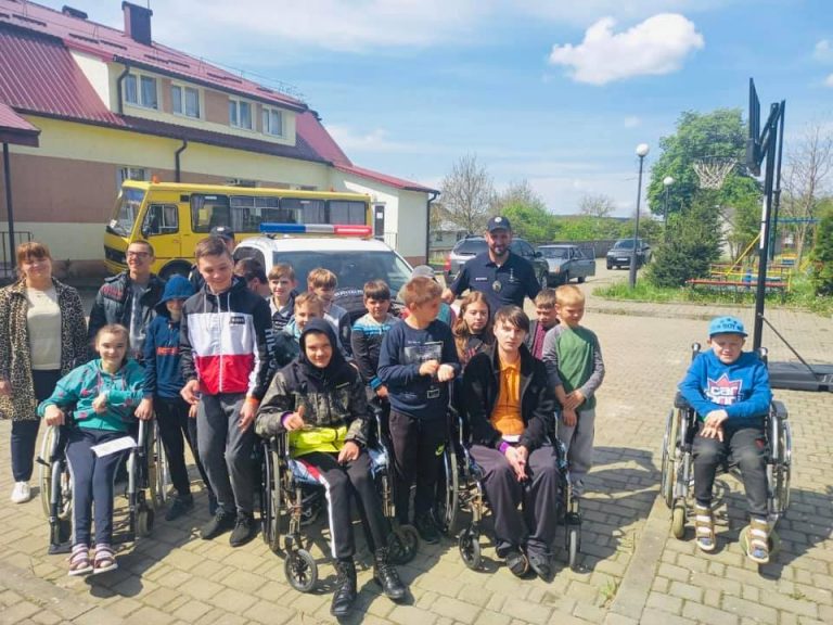 Прикарпатські поліцейські завітали до вихованців спеціальної школи ФОТО