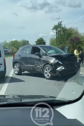 На Прикарпатті чергова карколомна ДТП: від сильного удару одне з авто занесло в кювет - є постраждалі ФОТО та ВІДЕО