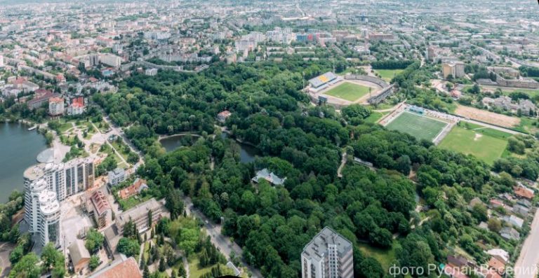 Франківський фотограф показав всю красу міського парку та озера з висоти ФОТО