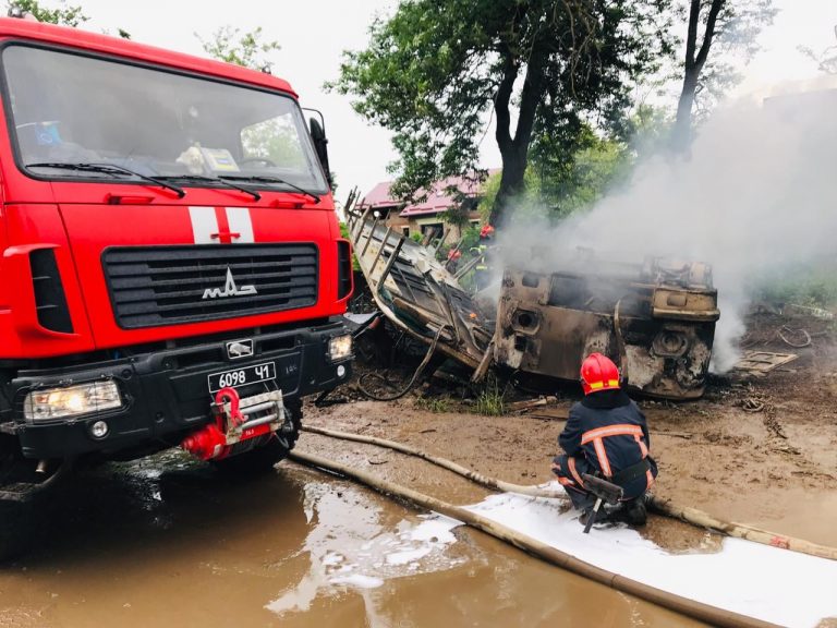 Підпал чи самозаймання: у Франківську горів закинутий автобус ФОТО