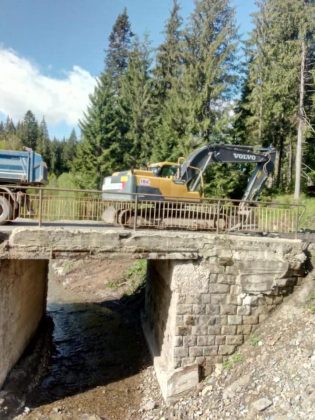 Поблизу Ворохти демонтують старий міст ФОТО