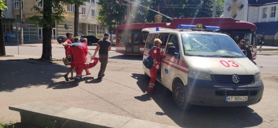 У Привокзальному сквері в чоловіка стався епілептичний напад - допомогли муніципали ФОТО