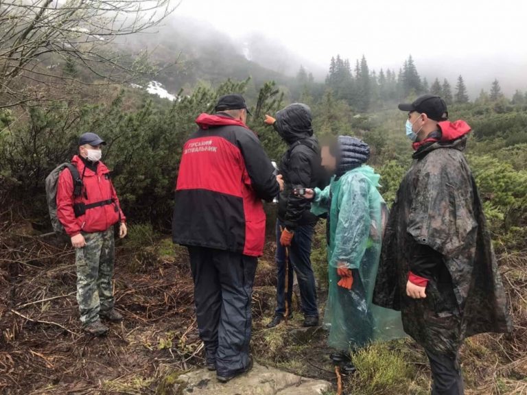 У Карпатах під час спуску з Говерли заблукала група туристів