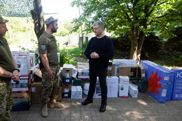 Порошенко передав прикарпатським "едельвейсам" комплект військового спецобладнання ФОТО