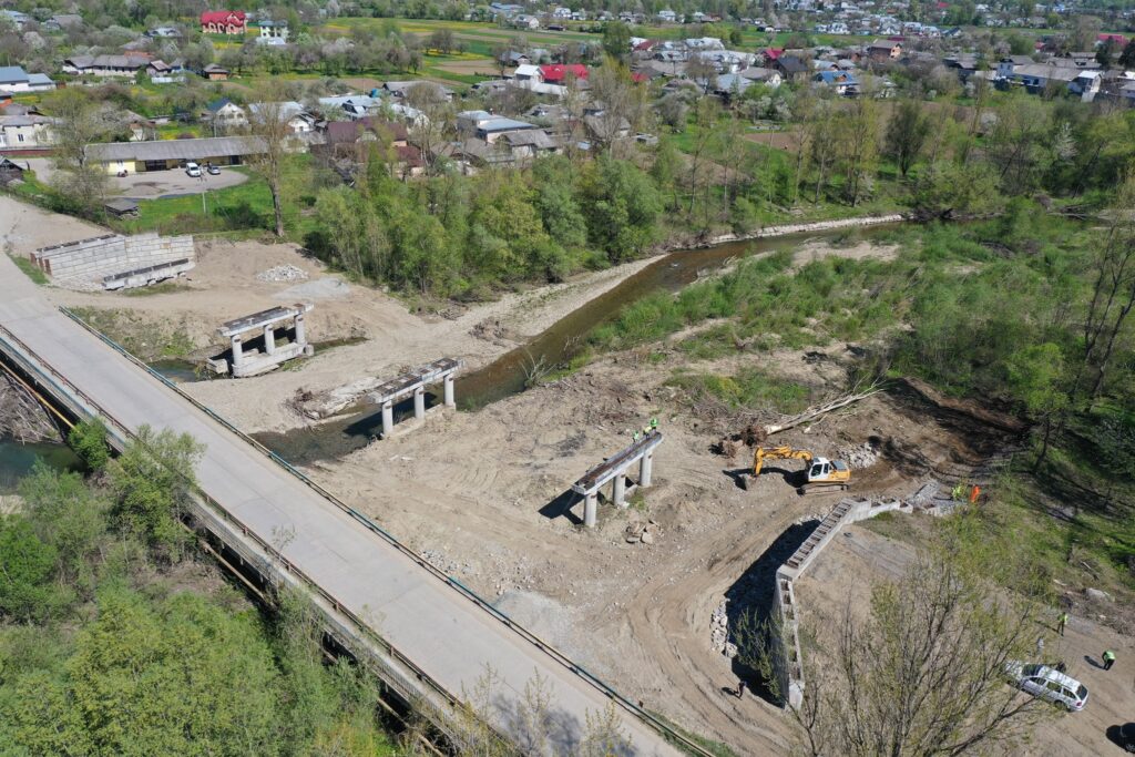 На Косівщині відновили будівництво мосту-довгобуду ФОТО