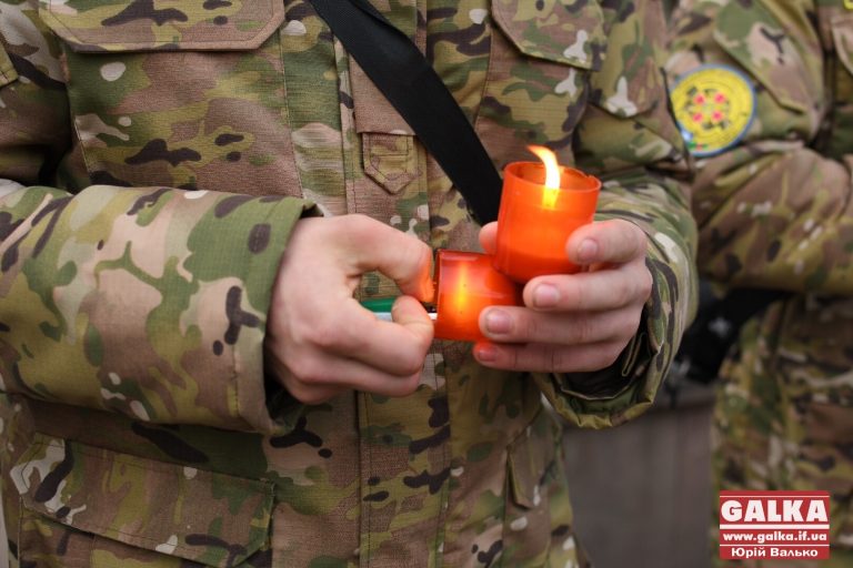 У школах Івано-Франківська вшанують пам’ять випускників, які загинули на війні з Росією