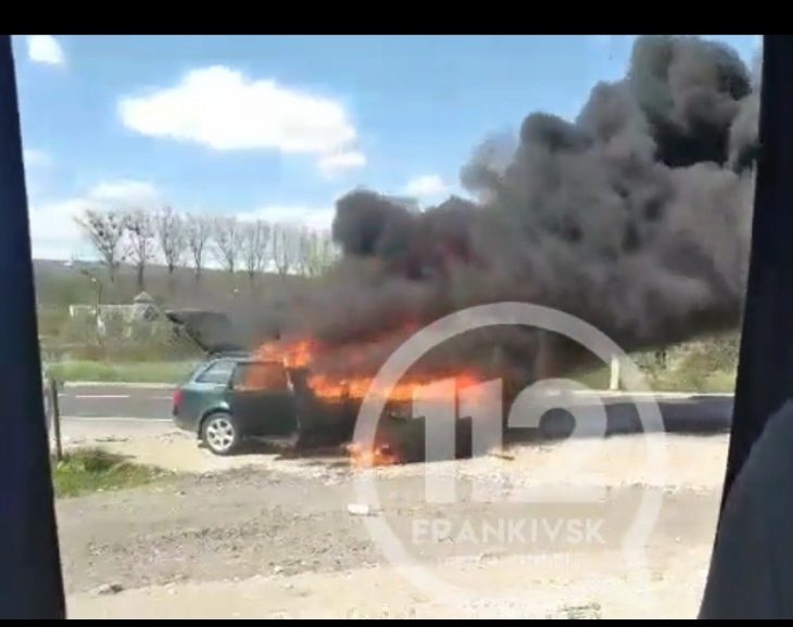 Спалахнув як смолоскип: у Калуші ущент згорів легковий автомобіль