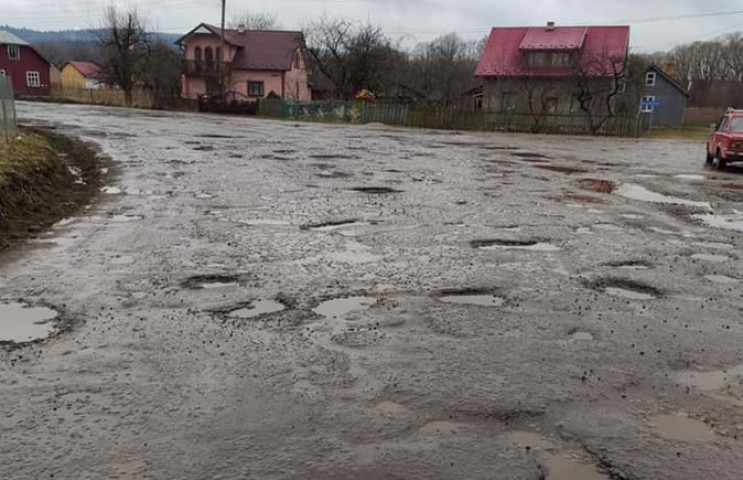 Дорога Рожнятів - Липовиця - дірява, як сито: люди вимагають ремонту ФОТО