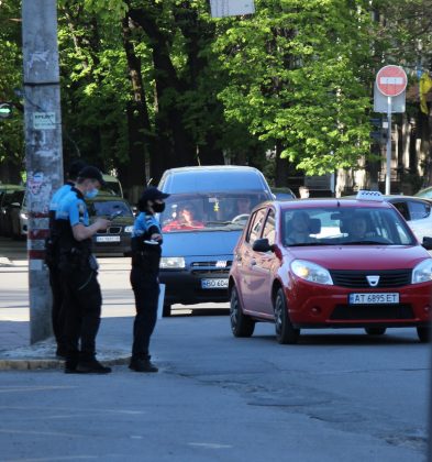 У Франківську патрульні заховалися за електроопорою та штрафували водіїв, які проїжджали із порушенням жваве перехрестя в центрі міста ФОТО