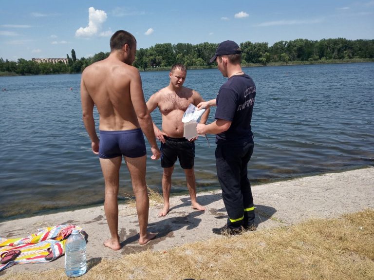 Прикарпатські рятувальники несуть посилене чергування біля водойм області