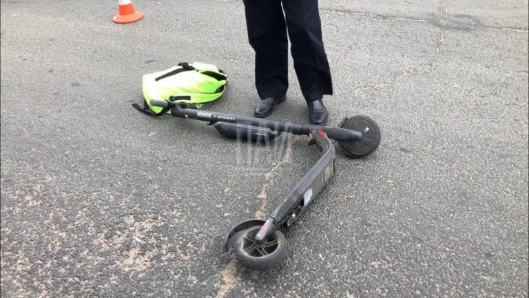 В Івано-Франківську водій електросамокату потрапив під колеса автомобіля