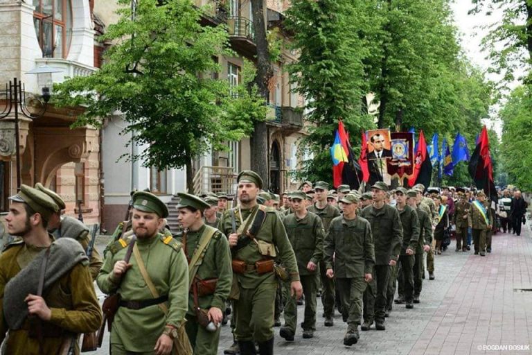 Святковою ходою та іншими заходами у Івано-Франківську відзначать День Героїв