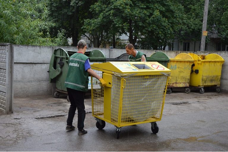 В Івано-Франківську не вистачає контейнерних майданчиків для сміття