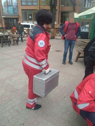 Неподалік вокзалу муніципали врятували сп’янілого чоловіка, в якого почався епілептичний напад ФОТО