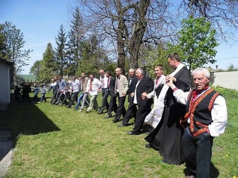 У прикарпатському селі уже кілька століть поспіль танцюють ритуальній великодній танець "сербен"