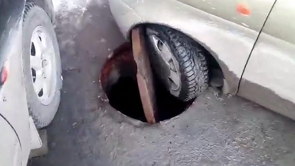 На Прикарпатті автомобіль провалився у каналізаційний люк