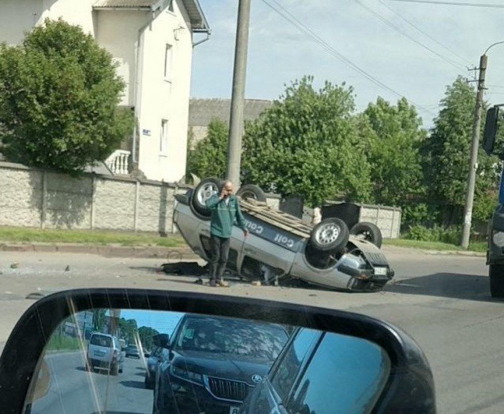 Виїхав на зустрічну та влетів в авто: деталі карколомної ДТП у Франківську, де Volkswagen перекинувся на дах ФОТО