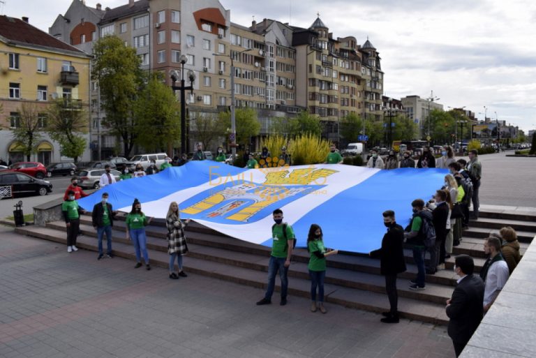 До Дня нородження Івано-Франківська, молодь розгорнула прапор міста ФОТО