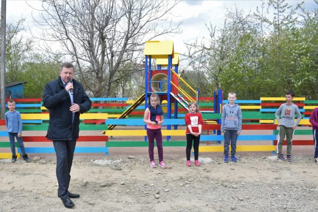 У Підлужжі відкрили новий ігровий майданчик для діток ФОТО