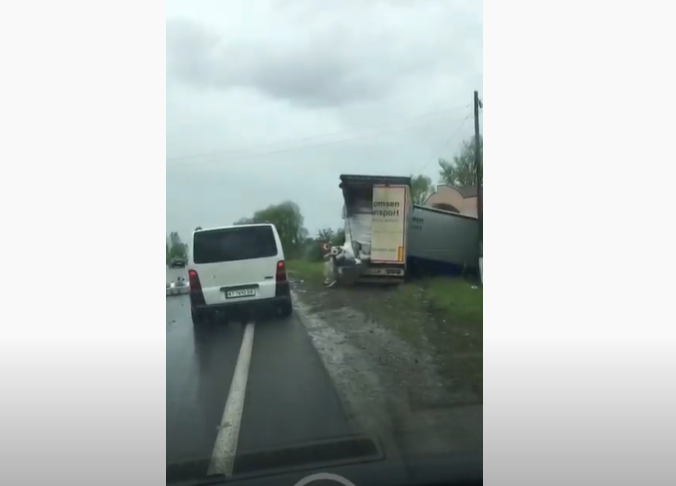 На Прикарпатті масштабна ДТП: зіштовхнулись дві фури та легковик ВІДЕО