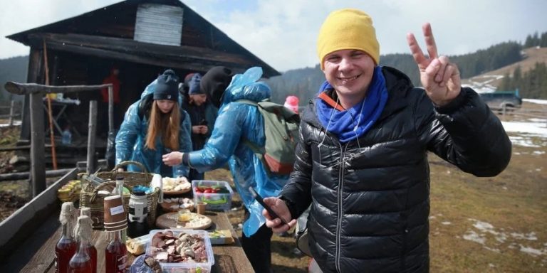 Відомий Український мандрівник Дмитро Комаров на Прикарпатті варив бринзу і досліджував Карпати ФОТО