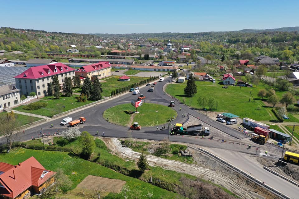 На Косівщині асфальтують кільцеву розв’язку ФОТО