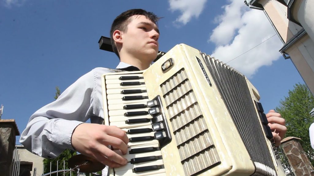 На Прикарпатті директор разом з вчителями та учнями ліцею створили музичний гурт ВІДЕО