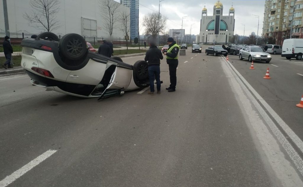 На Прикарпатті внаслідок ДТП перекинувся автомобіль - є травмовані