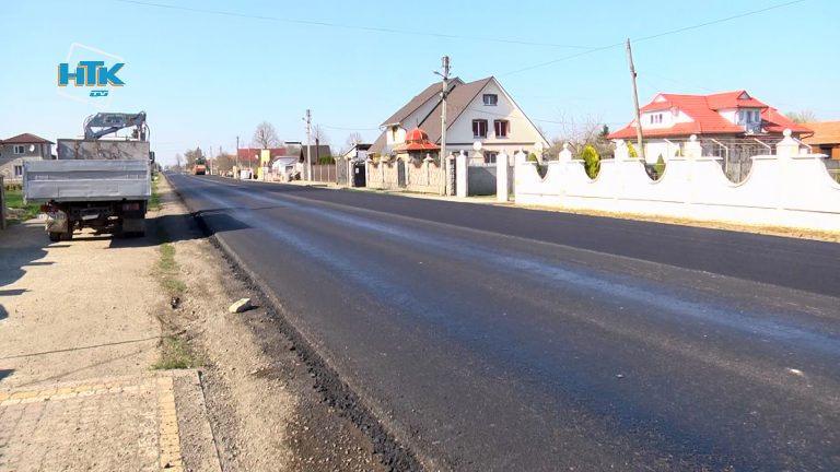 Дорожники ремонтують автодорогу Татарів-Кам’янець-Подільський ВІДЕО