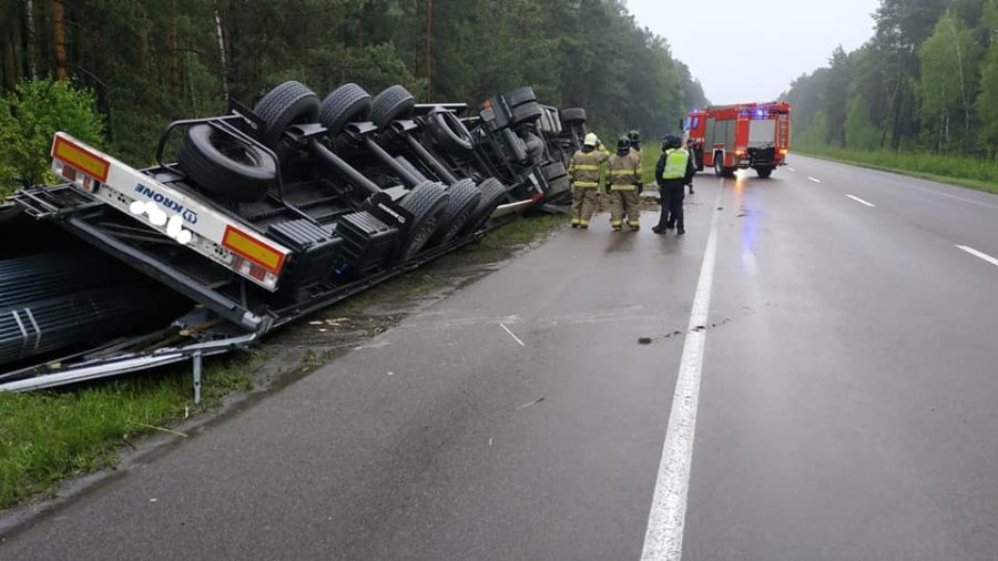 Неподалік Буковелю карколомна ДТП: вантажівка злетіла в кювет і перекинулась, є постраждалі