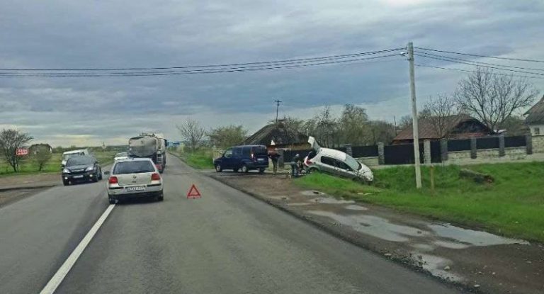 Чергова карколомна ДТП неподалік Франківська: автівка злетіла з дороги в кювет ФОТО