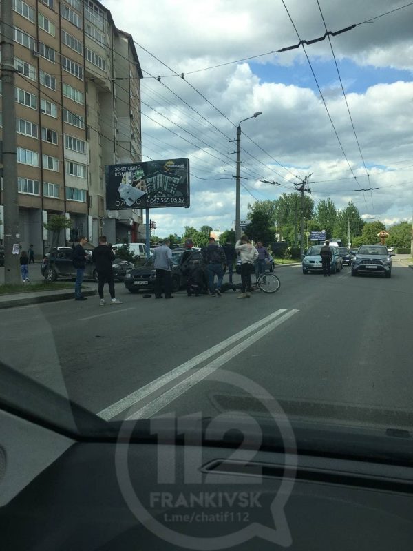 Чергова ДТП у Франківську: на Івасюка авто збило велосипедиста ФОТО та ВІДЕО