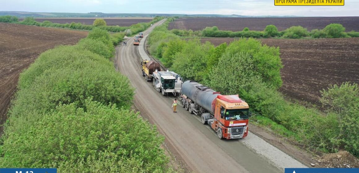 Біля Рогатина постелили вирівнювальний шар асфальтобетону