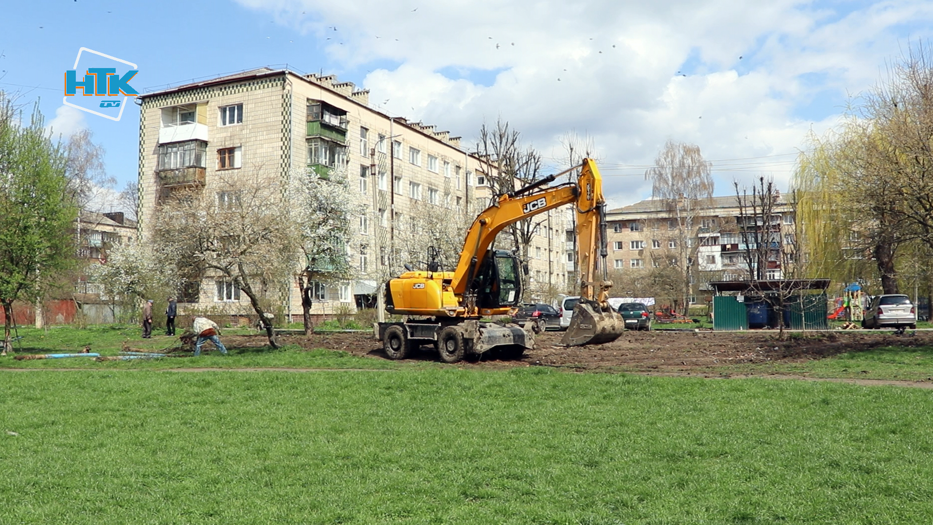 У Коломийському ліцеї впорядковують стадіон ВІДЕО