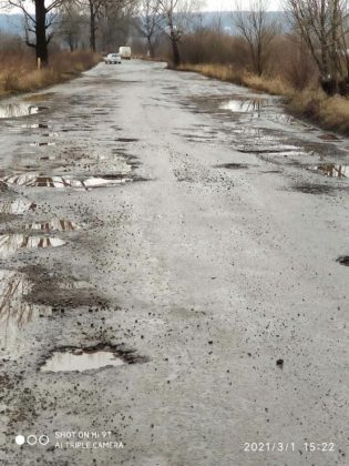 Дорога Рожнятів - Липовиця - дірява, як сито: люди вимагають ремонту ФОТО