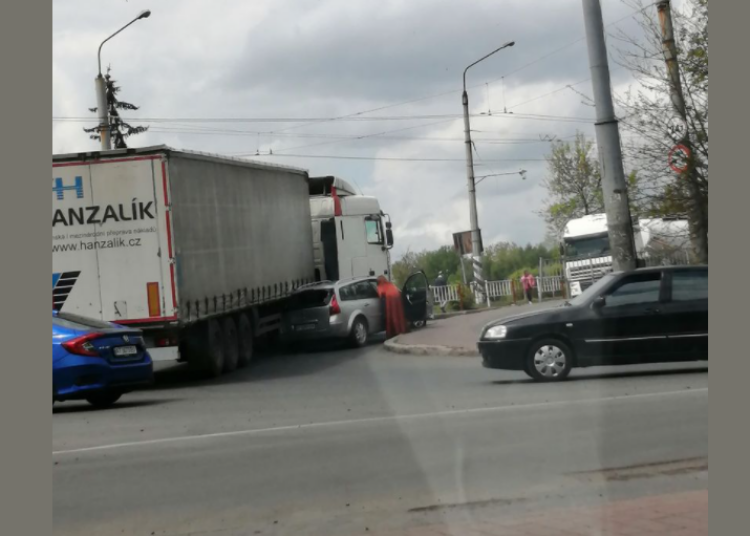 У Франківську “Рено” зіткнулась з фурою, формується затор ФОТО