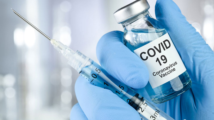 Фахівці пояснюють, чому Україна поки не вакцинуватиме дітей проти COVID-19