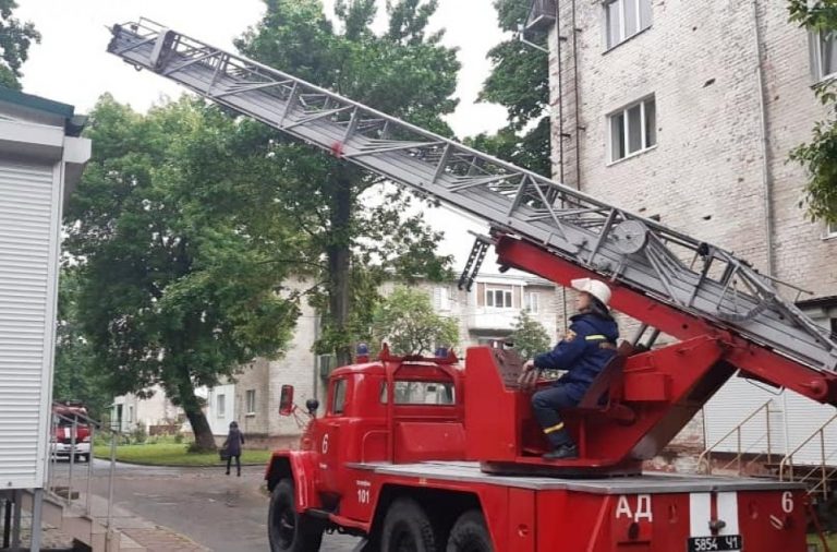 Прикарпатські рятувальники визволяли людей із замкненої квартири