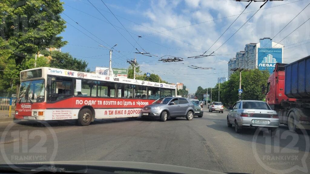 У Франківську внаслідок ДТП зупинився рух тролейбусів ФОТО